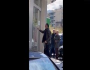 فيديو.. لبناني يهاجم مصرفا بـ«شنيور» للحصول على أمواله!