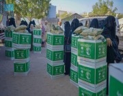 مركز الملك سلمان للإغاثة يوزع 435 كرتونًا من المواد الغذائية في محافظة تعز