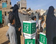 مركز الملك سلمان للإغاثة يوزع أكثر من 60 طنًا من السلال الغذائية في مديريتي المدينة والوادي بمحافظة مأرب