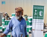 مركز الملك سلمان للإغاثة يوزع ما يقارب 81 طنًا من السلال الغذائية في مديرية المدينة بمحافظة مأرب