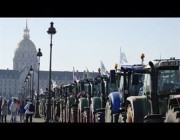 مزارعون يحتجون بجراراتهم على منع مبيد زراعي في باريس