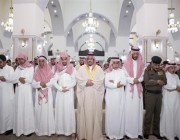 نائب أمير الرياض يؤدي صلاة الميت على اللواء محمد السعد