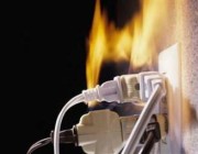 5 أسباب لحدوث التَمَاسّ الكهربائي ونشوب حريق