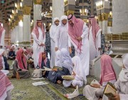 أمير المدينة المنورة يقوم بزيارة تفقدية لحلقات القرآن الكريم والمتون العلمية في رحاب المسجد النبوي