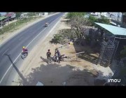 إطار حديدي يسقط على دراجة بخارية في فيتنام وسائقها ينجو بأعجوبة من الأذى
