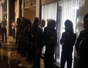 بالفيديو.. متظاهرون يحاصرون زوجة نتنياهو داخل صالون تجميل