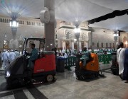 تطهير جنبات المسجد النبوي بمعدل 5 مرات يوميًا خلال شهر رمضان المبارك