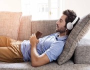 دراسة توضح أضرار تشغيل سماعات الأذن أثناء النوم