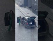رجل يمازح امرأة بتحكمه في سيارتها عن بعد ويثير حيرتها