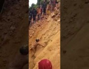 عامل منجم ينقذ زملاءه من صخور كادت تدفنهم في الكونغو