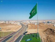 علم المملكة يرفرف بعلو 65 مترًا بمدينة سكاكا