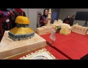فلسطينيات يصنعن قوالب حلوى على شكل قبة الصخرة وكنيسة القيامة
