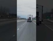 قائد عربة كارافان يحاول الهروب من الدورية على طريق سريع في كندا