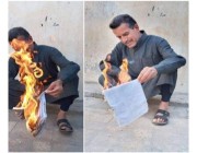 قبل شهر رمضان.. تاجر عراقي يحرق دفتر ديون زبائنه في أحد شوارع الموصل