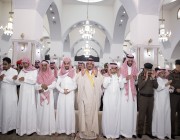 نائب أمير الرياض يؤدي صلاة الميت على اللواء محمد السعد -رحمه الله-
