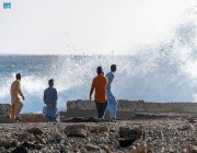 ” واس ” ترصد بالصور ارتفاع أمواج البحر على ساحل محافظة الوجه