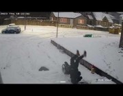 وقوع رجل على رأسه مباشرةً أثناء قيادته دراجة نارية على الثلوج ببريطانيا