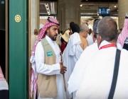 (1028) موظفاً على أبواب المسجد الحرام لخدمة المعتمرين