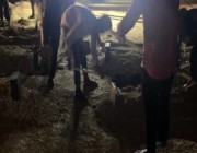 “أمانة حفر الباطن” تعيد ترميم القبور المتضررة من الأمطار