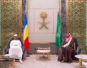 ولي العهد يستعرض أوجه العلاقات الثنائية مع رئيس “المجلس العسكري” في تشاد