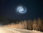 ظهور دوامة زرقاء غريبة في سماء ألاسكا بسبب صاروخ “سبيس إكس”