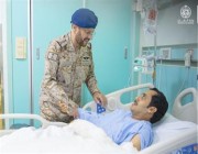“الرويلي” يعايد مصابي القوات المسلحة بالورود والهدايا