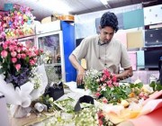موروث اجتماعي بـ”رائحة إنسانية”.. انتعاش “مبيعات الورود” في العيد