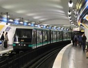 مصرع امرأة في مترو باريس بعدما علق معطفها في باب قطار