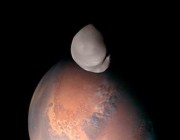 مسبار “الأمل” الإماراتي يلتقط صوراً غير مسبوقة لأحد قمري المريخ
