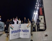 قادمة من السودان.. سفينة عسكرية هندية تحمل 278 شخصاً تصل جدة (فيديو وصور)