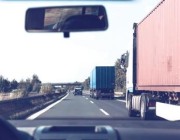 “المرور”: 4 إرشادات يجب اتباعها أثناء القيادة بجانب الشاحنات
