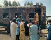 بينهم 3 أطفال.. مصرع 7 جراء اندلاع حريق في قطار بباكستان