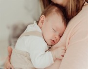 3 علامات لمعرفة عدم حصول طفلك الرضيع على كفايته من الحليب أثناء صيامك