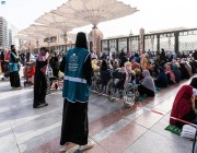 «80 متطوعا» لتنظيم الحشود وسفر الإفطار بساحات المسجد النبوي