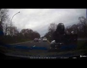 “الداش كام” توثق لحظة اصطدام قائد درّاجة نارية بمركبة