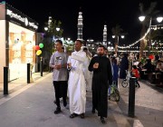 “جادة قباء” بالمدينة المنورة تجذب العائلات والزائرين في ليالي العيد