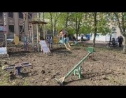 حفرة ضخمة بفناء مدرسة أوكرانية خلفها صاروخ روسي