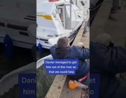 رجلان ينقذان بجعة بعدما علق خطاف الصيد بوجهها