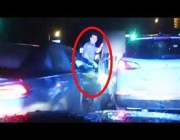 سيارة تصدم شرطياً أمريكياً أثناء تقديمه المساعدة لأحد الأشخاص