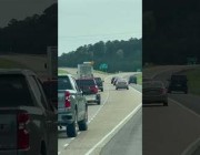 شجار بين شاحنتين على الطريق السريع في أمريكا