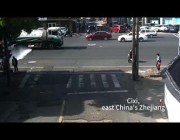 صيني يسرع بمركبته لحماية رجل مسن من رذاذ شاحنة رش المياه