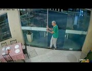 عامل مطعم يهشم بابه الزجاجي عند محاولة فتحه في البرازيل