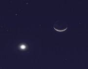 “فلكية جدة”: اقتران هلال القمر بكوكب الزهرة مساء اليوم