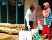 مركز الملك سلمان للإغاثة يوزع أكثر من 41 طنا من السلال الغذائية في منطقتي ديماك وكودوس بمقاطعة جاوة الوسطى في إندونيسيا