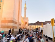 موائد الإفطار بمسجد سيد الشهداء بالمدينة .. صورة من صور الألفة والمحبة