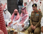 نائب أمير مكة يشارك رجال الأمن وجبة الإفطار في المسجد الحرام