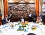 وزير الخارجية الصيني يقيم مأدبة غداء عمل على شرف وزير الخارجية ووزير الخارجية الإيراني