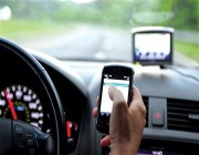 “المرور”: 5 أضرار يتسبب بها استخدام الهاتف المحمول أثناء القيادة