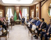 وزير الدفاع يلتقي رئيس “المجلس الرئاسي” اليمني ويؤكد استمرار دعم المملكة لليمن
