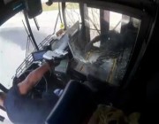 تبادل إطلاق نار بين راكب وسائق داخل حافلة بأمريكا (فيديو)